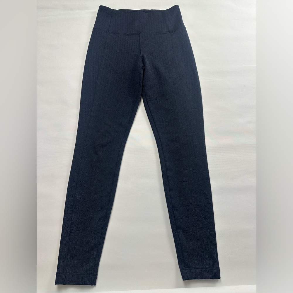 Athleta navy herrignbone pattern leggings with back zip pockets. Size XS